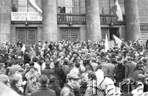 8.03.1981, Poznań, Polska.
Tłum przed wejściem do Opery Poznańskiej, przed rozpoczęciem zjazdu zjednoczeniowego NSZZ RI 