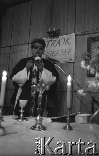 Ok. 21.03.1981, Bydgoszcz, Polska
Msza święta w okupowanej siedzibie Wojewódzkiego Komitetu ZSL. Na zdjęciu ksiądz z hostią, za jego plecami napis: 