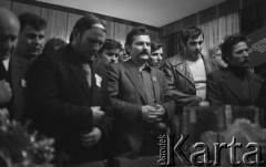 Ok. 21.03.1981, Bydgoszcz, Polska.
Msza święta w okupowanej siedzibie Wojewódzkiego Komitetu ZSL. Od prawej stoją Gabriel Janowski, Jan Kułaj, Lech Wałęsa, z tyłu Roman Bartoszcze.
Fot. Lech Ścibor-Rylski, zbiory Ośrodka KARTA/Independent Polish Agency (IPA), przekazał Józef Lebenbaum