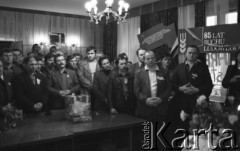 Ok.21.03.1981, Bydgoszcz, Polska.
Msza święta w okupowanej siedzibie Wojewódzkiego Komitetu ZSL. Stoją m.in. (od prawej) Witold Hatka, Gabriel Janowski, Jan Kułaj, Lech Wałęsa, Roman Bartoszcze.
Fot. Lech Ścibor-Rylski, zbiory Ośrodka KARTA/Independent Polish Agency (IPA), przekazał Józef Lebenbaum