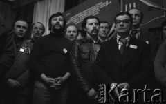 Ok.21.03.1981, Bydgoszcz, Polska.
Msza święta w okupowanej siedzibie Wojewódzkiego Komitetu ZSL. Msza św. M.in. Zbigniew Gadowski (z lewej z wąsami).
Fot. Lech Ścibor-Rylski, zbiory Ośrodka KARTA/Independent Polish Agency (IPA), przekazał Józef Lebenbaum