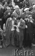Ok.21.03.1981, Bydgoszcz, Polska
Manifestacja poparcia dla strajkujących w siedzibie Wojewódzkiego Komitetu ZSL. Na zdjęciu mężczyźni czytają.
Fot. Lech Ścibor-Rylski, zbiory Ośrodka KARTA/Independent Polish Agency (IPA), przekazał Józef Lebenbaum