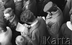 Ok.21.03.1981, Bydgoszcz, Polska
Manifestacja poparcia dla strajkujących w siedzibie Wojewódzkiego Komitetu ZSL. Na zdjęciu mężczyźni czytają.
Fot. Lech Ścibor-Rylski, zbiory Ośrodka KARTA/Independent Polish Agency (IPA), przekazał Józef Lebenbaum