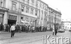 po 19 marca 1981, Bydgoszcz, Polska.
Tłum zebrany przed budynkiem, na którym zamieszczono transparenty : 