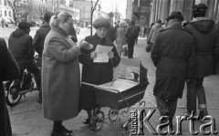 Marzec-kwiecień 1981, Bydgoszcz, Polska.
Scena uliczna w czasie strajku NSZZ RI 