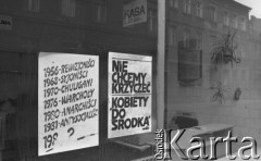 po 19 marca 1981, Bydgoszcz, Polska.
Opozycyjne druki zawieszone na szybie. Na kartce po lewej stronie napis: 1956 - rewizjoniści, 1968 - syjoniści, 1970 - chuligani, 1976 - warchoły, 1980 - anarchiści, 1981 - antysocjaliści, 198..