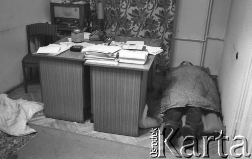 po 19 marca 1981, Bydgoszcz, Polska.
Mężczyzna śpi na ziemi w siedzibie Wojewódzkiego Komitetu Zjednoczonego Stronnictwa Ludowego.
Fot. Lech Ścibor-Rylski, zbiory Ośrodka KARTA/Independent Polish Agency (IPA) przekazał Józef Lebenbaum