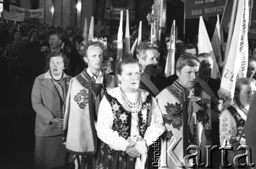 12.05.1981, Warszawa, Polska.
Rolnicy z NSZZ Solidarność Rolników Indywidualnych na mszy przed rozprawą sądową w sprawie rejestracji ich związku. Są ubrani w stroje ludowe, trzymają sztandary.
Fot. Lech Ścibor-Rylski, zbiory Ośrodka KARTA/Independent Polish Agency (IPA) przekazał Józef Lebenbaum