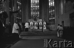 12.05.1981, Warszawa, Polska.
Msza dla rolników z NSZZ Solidarność Rolników Indywidualnych na mszy przed rozprawą sądową w sprawie rejestracji ich związku. Na zdjęciu ołtarz. 
Fot. Lech Ścibor-Rylski, zbiory Ośrodka KARTA/Independent Polish Agency (IPA) przekazał Józef Lebenbaum