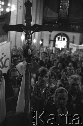 12.05.1981, Warszawa, Polska.
Rolnicy z NSZZ Solidarność Rolników Indywidualnych na mszy przed rozprawą sądową w sprawie rejestracji ich związku. Są ubrani w stroje ludowe, trzymają krzyż.
Fot. Lech Ścibor-Rylski, zbiory Ośrodka KARTA/Independent Polish Agency (IPA) przekazał Józef Lebenbaum