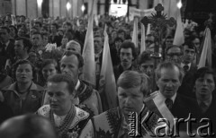 12.05.1981, Warszawa, Polska.
Rolnicy z NSZZ Solidarność Rolników Indywidualnych na mszy przed rozprawą sądową w sprawie rejestracji ich związku. Część z nich w strojach ludowych.
Fot. Lech Ścibor-Rylski, zbiory Ośrodka KARTA/Independent Polish Agency (IPA) przekazał Józef Lebenbaum
