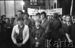 12.05.1981, Warszawa, Polska.
Rolnicy z NSZZ Solidarność Rolników Indywidualnych na mszy przed rozprawą sądową w sprawie rejestracji ich związku. Z tyłu transparent: 