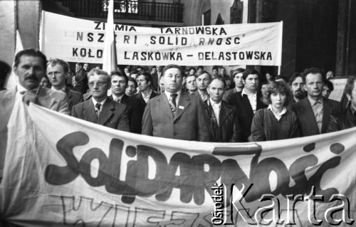 12.05.1981, Warszawa, Polska.
Rolnicy z NSZZ Solidarność Rolników Indywidualnych na mszy przed rozprawą sądową w sprawie rejestracji ich związku. Z przodu transparent: 