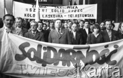 12.05.1981, Warszawa, Polska.
Rolnicy z NSZZ Solidarność Rolników Indywidualnych na mszy przed rozprawą sądową w sprawie rejestracji ich związku. Z przodu transparent: 