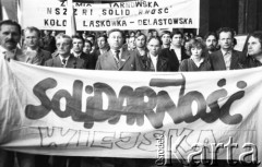 12.05.1981, Warszawa, Polska.
Rolnicy z NSZZ Solidarność Rolników Indywidualnych na mszy przed rozprawą sądową w sprawie rejestracji ich związku. Z przodu transparent: 