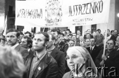 12.05.1981, Warszawa, Polska.
Rolnicy z NSZZ Solidarność Rolników Indywidualnych na mszy przed rozprawą sądową w sprawie rejestracji ich związku. Z tyłu transparent: 