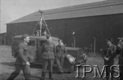 3.05.1943, Seeland, Wielka Bytania.
Lotnicze warszaty naprawcze. Ekipa Lotniczej Czołówki Filmowej.
Fot. NN, Instytut Polski i Muzeum im. gen. Sikorskiego w Londynie.
