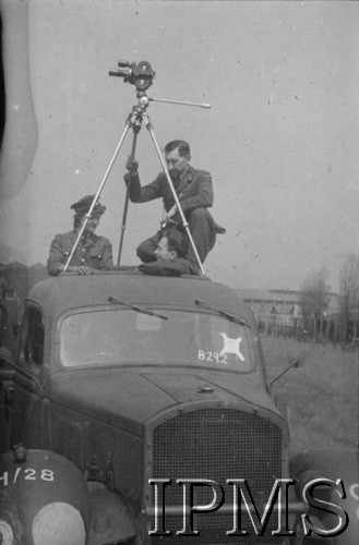 3.05.1943, Seeland, Wielka Bytania.
Lotnicze warszaty naprawcze. Ekipa Lotniczej Czołówki Filmowej.
Fot. NN, Instytut Polski i Muzeum im. gen. Sikorskiego w Londynie.
