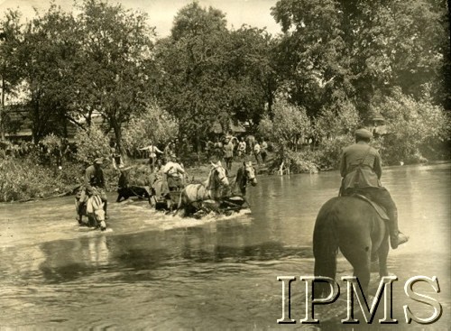 Czerwiec-lipiec 1919, Zachodnia Ukraina
Ofensywa na Ukraińców. Przeprawa taborów przez rzekę Złota Lipa. Na zdjęciu powóz doktora z siwkami w zaprzęgu i z Józefem na koźle.
Fot. NN, Instytut Polski i Muzeum im. gen. Sikorskiego w Londynie.