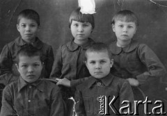 Ok. 1946, Semipałatyńsk, Semipałatyńska obł., Kazachstan, ZSRR.
Dzieci polskie w Domu Dziecka. Na zdjęciu: Stanisław Masalski, Jan Masalski (z przodu), dalej rodzeństwo Sielatyckich.
Fot. NN, zbiory Ośrodka KARTA, udostępnił Jan Masalski