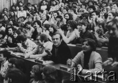 Luty 1981, Warszawa, Polska.
Ksiądz Jerzy Popiełuszko wśród strajkujących studentów Akademii Medycznej.
Fot. Adam Szymański, zbiory Ośrodka KARTA/Independent Polish Agency (IPA).