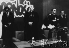 4.05.1981, Warszawa, Polska.
Ksiądz Jerzy Popiełuszko i biskup Zbigniew Kraszewski z wizytą w Hucie Warszawa.
Fot. Adam Szymański, zbiory Ośrodka KARTA/Independent Polish Agency (IPA)