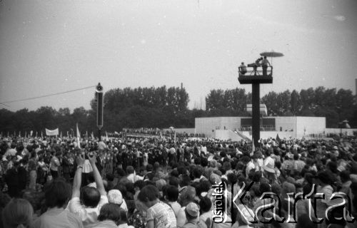 2-10.06.1979, Kraków, Polska.
Wizyta papieża Jana Pawła II w Polsce. Pielgrzymi oczekujący na Błoniach krakowskich na przybycie Ojca Świętego. W oddali widoczny jest ołtarz papieski oraz ekipa telewizyjna (na podwyższeniu). 
Fot. Romana Kahl-Stachniewicz/KARTA [1979-8].