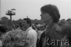 2-10.06.1979, Kraków, Polska.
Wizyta papieża Jana Pawła II w Polsce. Pielgrzymi zgromadzeni na Błoniach krakowskich. W oddali widoczna jest ekipa telewizyjna (na podwyższeniu).
Fot. Romana Kahl-Stachniewicz/KARTA [1979-11].