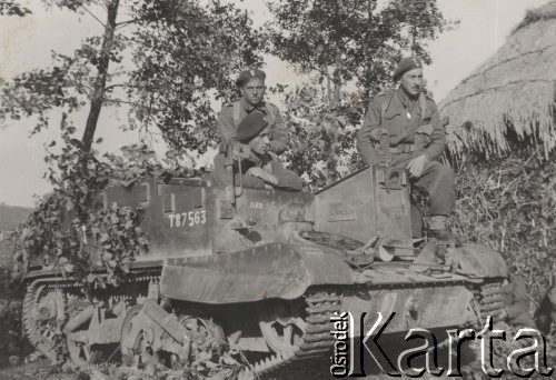 Lato 1944, Saint Nicolas, Belgia
Polscy żołnierze 1 Pułku Artylerii Przewpancernej wchodzącej w skład 1 Dywizji Pancernej gen. Stanisława Maczka siedzący w transporterze opancerzonym Universal Carrier. Po prawej widoczny jest stóg siana.
Fot. NN, zbiory Ośrodka KARTA, Pogotowie Archiwalne [PAF_045], udostępniła Janina Nowicka