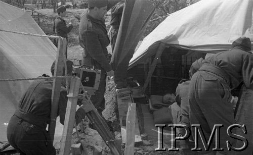 Kwiecień 1942, Jangi-Jul, Uzbekistan, ZSRR
Filmowcy robiący zdjęcia wnętrza namiotu.
Fot. inż. Ostrowski, Instytut Polski im. Gen. Sikorskiego w Londynie [album negatywowy A-I ROSJA] - płachta 31