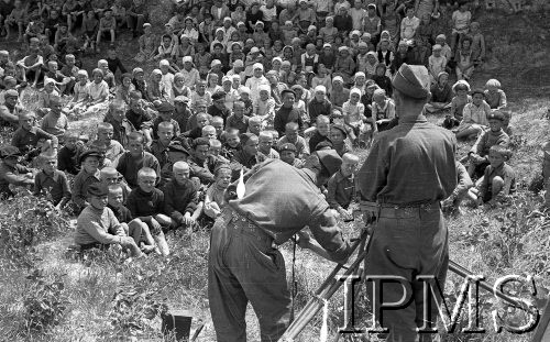 Maj 1942, Wrewskoje, Uzbekistan, ZSRR
Filmowcy robiący zdjęcia dzieciom siedzącym na ziemi.
Fot. inż. Ostrowski, Instytut Polski im. Gen. Sikorskiego w Londynie [album negatywowy A-I ROSJA] - płachta 48
