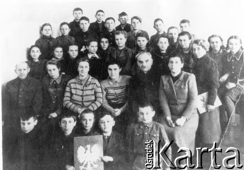 1943, Semipałatyńsk, Semipałatyńska obł., Kazachstan, ZSRR.
Dzieci i nauczyciele ze szkoły w Semipałatyńsku; na odwrocie spis nazwisk, nauczyciele: Jan Kotowicz (dyrektor), Wróbel, Korycka, S. Fabis.., Bober, Kołodna, wychowankowie: Janina Suchorab, Janina Baszczak, Sabina Karp, Cz. Żmijowska, Maria Kawalerska, Alina Seweryn, Stella Einkorn, Jadwiga Ka...; zdjęcie wykonano po 1943 r.
Fot. NN, zbiory Ośrodka KARTA, udostępniła Wanda Baczyńska