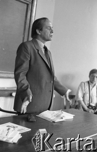 1981, Warszawa, Polska.
Uniwersytet Warszawski, spotkanie z Edmundem Bałuką w Audytorium Oskara Langego. Edmund Bałuka w latach 1958-1972 był pracownikiem Stoczni Szczecińskiej im. Adolfa Warskiego, uczestniczył w strajku okupacyjnym w stoczni w grudniu 1970 roku, w latach 1973-1981 przebywał na emigracji. 
Fot. NN, zbiory Ośrodka KARTA/Independent Polish Agency (IPA), przekazał Józef Lebenbaum