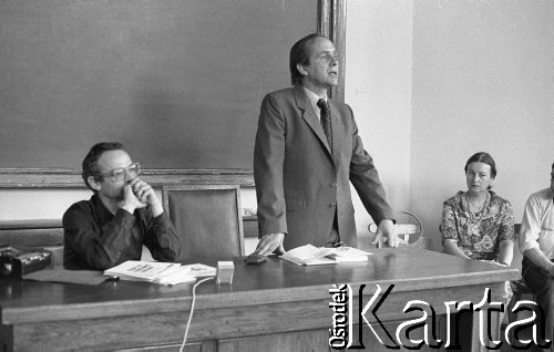 1981, Warszawa, Polska.
Uniwersytet Warszawski, spotkanie z Edmundem Bałuką w Audytorium Oskara Langego. Edmund Bałuka w latach 1958-1972 był pracownikiem Stoczni Szczecińskiej im. Adolfa Warskiego, uczestniczył w strajku okupacyjnym w stoczni w grudniu 1970 roku, w latach 1973-1981 przebywał na emigracji. Z lewej siedzi Jan Lityński.
Fot. NN, zbiory Ośrodka KARTA/Independent Polish Agency (IPA), przekazał Józef Lebenbaum