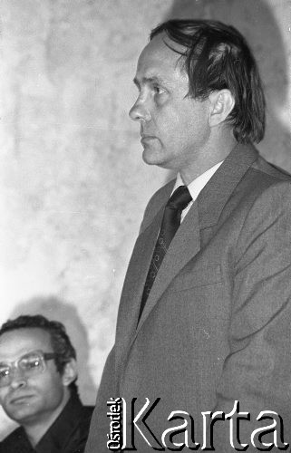 1981, Warszawa, Polska.
Uniwersytet Warszawski, spotkanie z Edmundem Bałuką w Audytorium Oskara Langego. Edmund Bałuka w latach 1958-1972 był pracownikiem Stoczni Szczecińskiej im. Adolfa Warskiego, uczestniczył w strajku okupacyjnym w stoczni w grudniu 1970 roku, w latach 1973-1981 przebywał na emigracji. Z lewej siedzi Jan Lityński.
Fot. NN, zbiory Ośrodka KARTA/Independent Polish Agency (IPA), przekazał Józef Lebenbaum