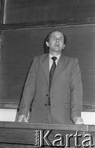 1981, Warszawa, Polska.
Uniwersytet Warszawski, spotkanie z Edmundem Bałuką w Audytorium Oskara Langego. Edmund Bałuka w latach 1958-1972 był pracownikiem Stoczni Szczecińskiej im. Adolfa Warskiego, uczestniczył w strajku okupacyjnym w stoczni w grudniu 1970 roku, w latach 1973-1981 przebywał na emigracji.
Fot. NN, zbiory Ośrodka KARTA/Independent Polish Agency (IPA), przekazał Józef Lebenbaum