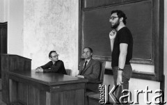 1981, Warszawa, Polska.
Uniwersytet Warszawski, spotkanie z Edmundem Bałuką (w środku) w Audytorium Oskara Langego. Edmund Bałuka w latach 1958-1972 był pracownikiem Stoczni Szczecińskiej im. Adolfa Warskiego, uczestniczył w strajku okupacyjnym w stoczni w grudniu 1970 roku, w latach 1973-1981 przebywał na emigracji. Z lewej siedzi Jan Lityński.
Fot. NN, zbiory Ośrodka KARTA/Independent Polish Agency (IPA), przekazał Józef Lebenbaum