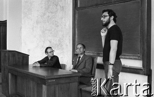 1981, Warszawa, Polska.
Uniwersytet Warszawski, spotkanie z Edmundem Bałuką (w środku) w Audytorium Oskara Langego. Edmund Bałuka w latach 1958-1972 był pracownikiem Stoczni Szczecińskiej im. Adolfa Warskiego, uczestniczył w strajku okupacyjnym w stoczni w grudniu 1970 roku, w latach 1973-1981 przebywał na emigracji. Z lewej siedzi Jan Lityński.
Fot. NN, zbiory Ośrodka KARTA/Independent Polish Agency (IPA), przekazał Józef Lebenbaum
