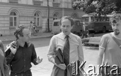 1981, Warszawa, Polska.
Jan Lityński i Edmund Bałuka na terenie Uniwersytetu Warszawskiego. Edmund Bałuka w latach 1958-1972 był pracownikiem Stoczni Szczecińskiej im. Adolfa Warskiego, uczestniczył w strajku okupacyjnym w stoczni w grudniu 1970 roku, w latach 1973-1981 przebywał na emigracji. 
Fot. NN, zbiory Ośrodka KARTA/Independent Polish Agency (IPA), przekazał Józef Lebenbaum