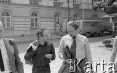1981, Warszawa, Polska.
Jan Lityński i Edmund Bałuka na terenie Uniwersytetu Warszawskiego. Edmund Bałuka w latach 1958-1972 był pracownikiem Stoczni Szczecińskiej im. Adolfa Warskiego, uczestniczył w strajku okupacyjnym w stoczni w grudniu 1970 roku, w latach 1973-1981 przebywał na emigracji. 
Fot. NN, zbiory Ośrodka KARTA/Independent Polish Agency (IPA), przekazał Józef Lebenbaum
