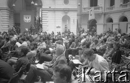 Czerwiec 1981, Warszawa, Polska.
I Walne Zebranie Delegatów NSZZ „Solidarność” Regionu Mazowsze w gmachu Politechniki Warszawskiej. Uczestnicy posiedzenia, w tłumie widoczny m.in. Mirosław Odorowski (po lewej stronie, w okularach). 
Fot. NN, zbiory Ośrodka KARTA/Independent Polish Agency (IPA) przekazał Józef Lebenbaum
