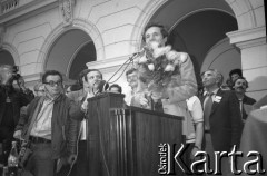 27.06.1981, Warszawa, Polska.
I Walne Zebranie Delegatów NSZZ „Solidarność” Regionu Mazowsze w gmachu Politechniki Warszawskiej. Zbigniew Bujak świętuje wybór na Przewodniczącego Regionu Mazowsze - przemówienie.  
Fot. NN, zbiory Ośrodka KARTA/Independent Polish Agency (IPA) przekazał Józef Lebenbaum