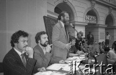 Czerwiec 1981, Warszawa, Polska.
I Walne Zebranie Delegatów NSZZ „Solidarność” Regionu Mazowsze w gmachu Politechniki Warszawskiej. Przemawia Bronisław Geremek, od lewej siedzą: Jerzy Wielec, Wincenty Kazańczuk, Stanisław Krukowski. W arkadzie - transparent Niezależnego Zrzeszenia Studentów Wydziału Elektrycznego.
Fot. NN, zbiory Ośrodka KARTA/Independent Polish Agency (IPA) przekazał Józef Lebenbaum
