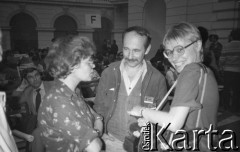 Czerwiec 1981, Warszawa, Polska.
I Walne Zebranie Delegatów NSZZ „Solidarność” Regionu Mazowsze w gmachu Politechniki Warszawskiej - stoją od lewej: Krystyna Lityńska, Andrzej Jordan i Julia Czarnecka.
Fot. NN, zbiory Ośrodka KARTA/Independent Polish Agency (IPA) przekazał Józef Lebenbaum

