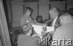 Czerwiec 1981, Warszawa, Polska.
I Walne Zebranie Delegatów NSZZ „Solidarność” Regionu Mazowsze w gmachu Politechniki Warszawskiej - głosowanie.
Fot. NN, zbiory Ośrodka KARTA/Independent Polish Agency (IPA) przekazał Józef Lebenbaum