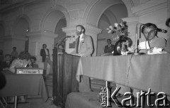 Czerwiec 1981, Warszawa, Polska.
I Walne Zebranie Delegatów NSZZ „Solidarność” Regionu Mazowsze w gmachu Politechniki Warszawskiej. Przemawia Bronisław Geremek, z prawej siedzi Tadeusz Matuszyk.
Fot. NN, zbiory Ośrodka KARTA/Independent Polish Agency (IPA) przekazał Józef Lebenbaum


