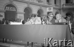 Czerwiec 1981, Warszawa, Polska.
I Walne Zebranie Delegatów NSZZ „Solidarność” Regionu Mazowsze w gmachu Politechniki Warszawskiej. Przy stole ekspertów siedzą (od prawej): Andrzej Grabiński, Wiesław Chrzanowski, Jan Olszewski. W arkadzie - transparent Niezależnego Zrzeszenia Studentów Wydziału Elektrycznego.
Fot. NN, zbiory Ośrodka KARTA/Independent Polish Agency (IPA) przekazał Józef Lebenbaum


