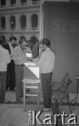 Czerwiec 1981, Warszawa, Polska.
I Walne Zebranie Delegatów NSZZ „Solidarność” Regionu Mazowsze w gmachu Politechniki Warszawskiej. Głosowanie, 1. z lewej stoi Jacek Knap.
Fot. NN, zbiory Ośrodka KARTA/Independent Polish Agency (IPA) przekazał Józef Lebenbaum

