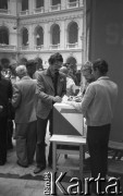 Czerwiec 1981, Warszawa, Polska.
I Walne Zebranie Delegatów NSZZ „Solidarność” Regionu Mazowsze w gmachu Politechniki Warszawskiej. Głosowanie, głos wrzuca Andrzej Więckowski.
Fot. NN, zbiory Ośrodka KARTA/Independent Polish Agency (IPA) przekazał Józef Lebenbaum
