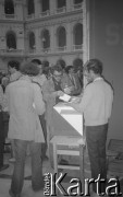 Czerwiec 1981, Warszawa, Polska.
I Walne Zebranie Delegatów NSZZ „Solidarność” Regionu Mazowsze w gmachu Politechniki Warszawskiej. Głosowanie. 
Fot. NN, zbiory Ośrodka KARTA/Independent Polish Agency (IPA) przekazał Józef Lebenbaum